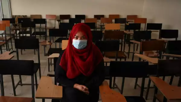 Una estudiante se sienta en un salón de clase después de que reabrieron las universidades en Kabul.