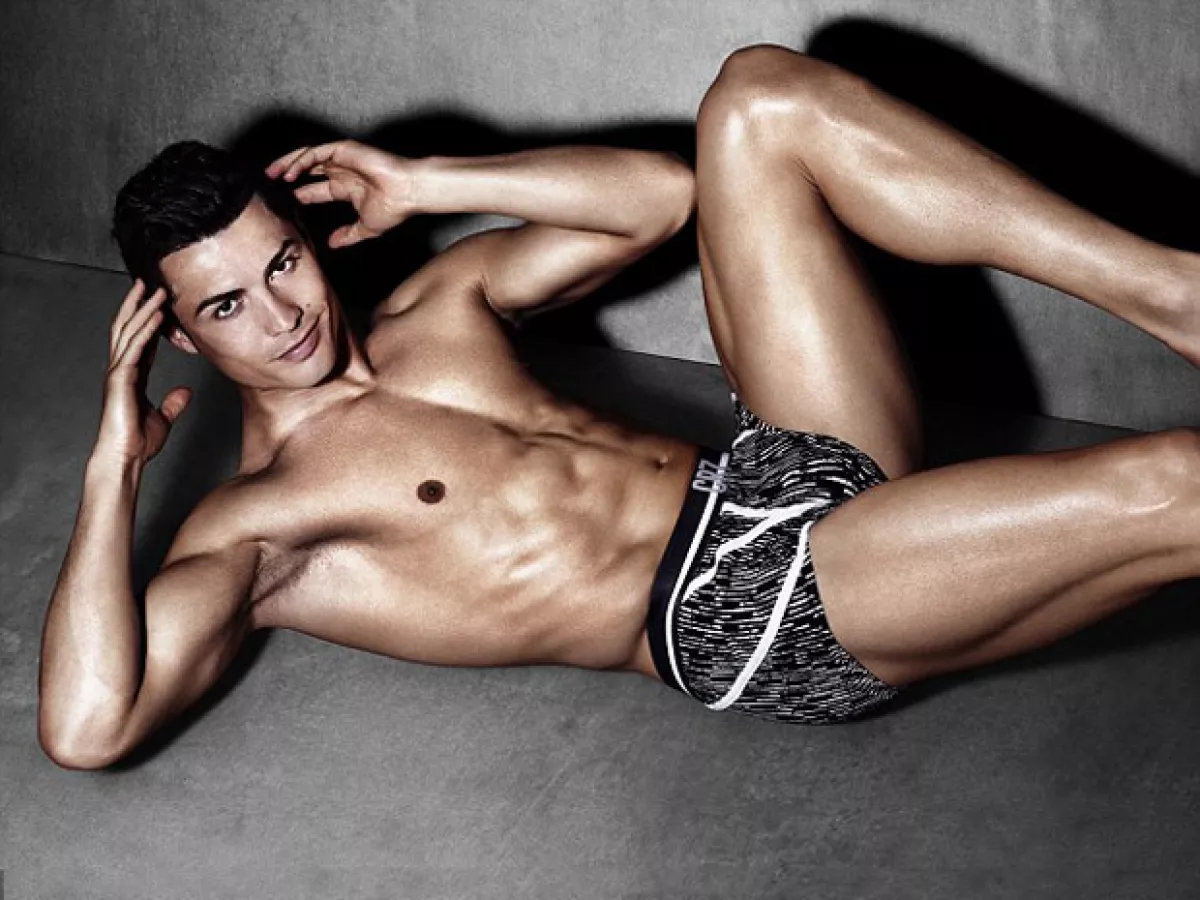 Piernas y abdomen de envidia... cada parte del cuerpo de Cristiano es perfecta.