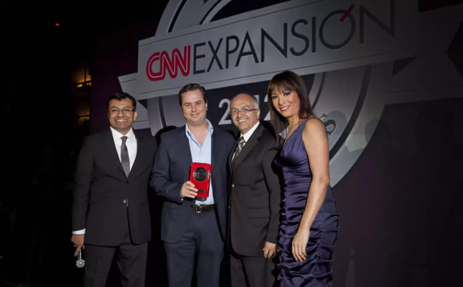 Walmart de México fue el primer galardonado. Su applicación, Superama Móvil, es lo Mejor del e-Bussines en Apps. Rafael Castelltort, subdirector de e-Commerce, recibió el reconocimiento.