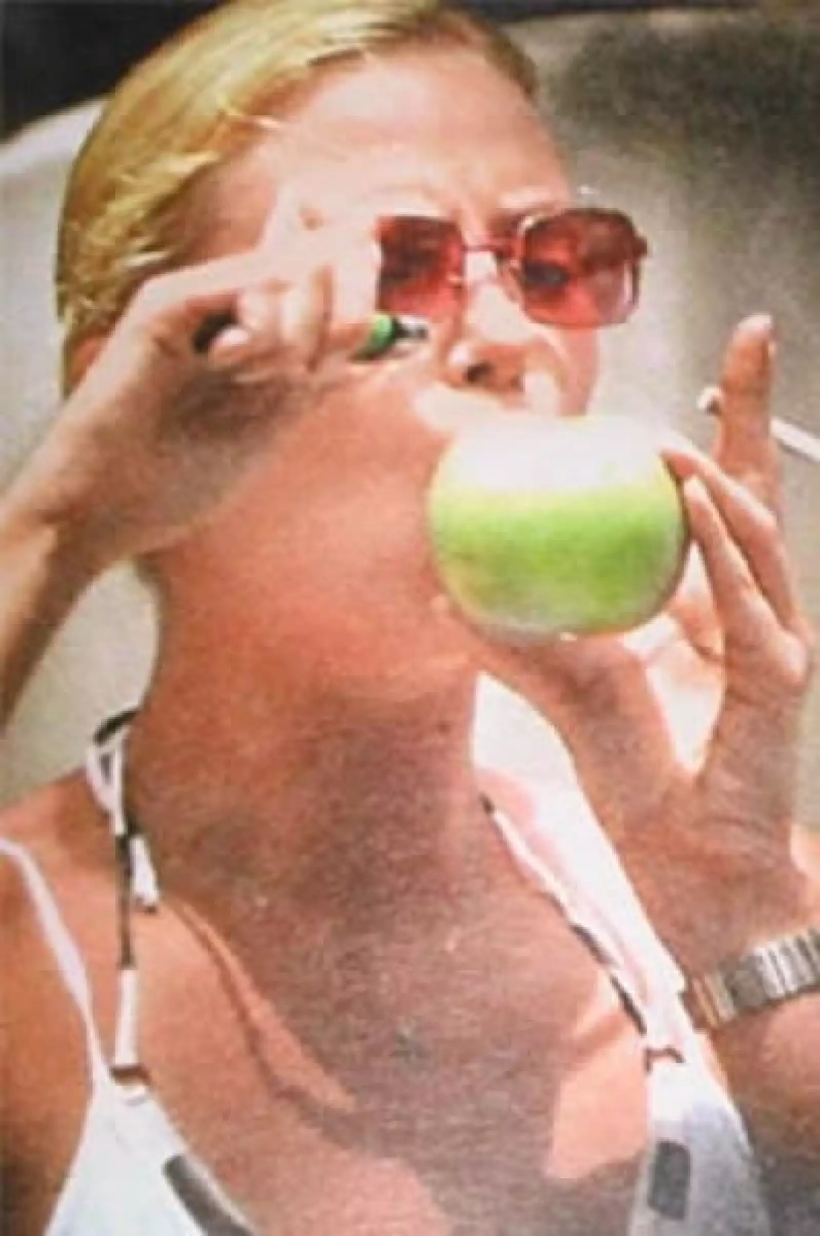 A Charlize Theron la captaron fumando con algunos amigos.