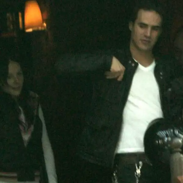 Con casco en mano, listos para partir.