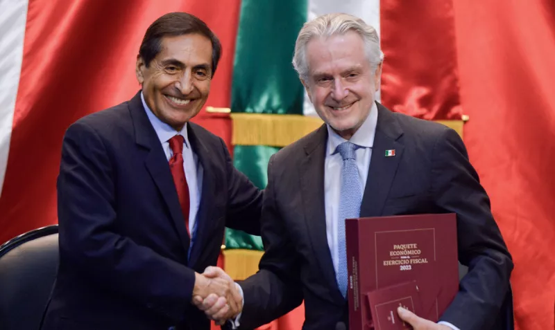 (Rogelio Ramírez de la O, secretario de Hacienda y Crédito Público, y Santiago Creel, presidente de la mesa directiva, durante la entrega del Paquete Económico para el Ejercicio Fiscal 2023 a la Cámara de Diputados)