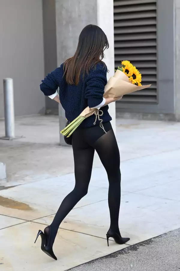 EXCLUSIVE - Kendall Jenner sneaking out of a photoshoot for FWRD, Los Angeles, CA, USA - 20 Nov 2022