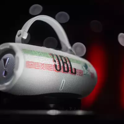 Bocina de la marca JBL que forma parte de la colaboración de edición limitada con la Selección Mexicana