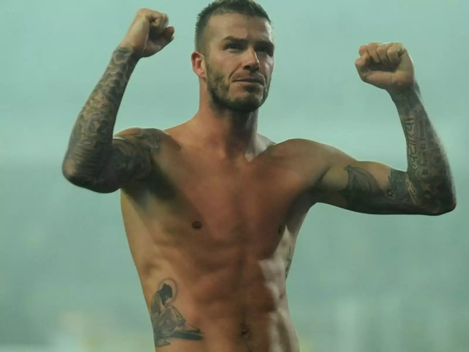 David Beckham enseñó su nuevo tatuaje el día de ayer después de un partido con el AC Milan, donde ganó a la Juve. El diseño es una copia de la pintura de Matthew R. Brooks, `The Man of Sorrows´.