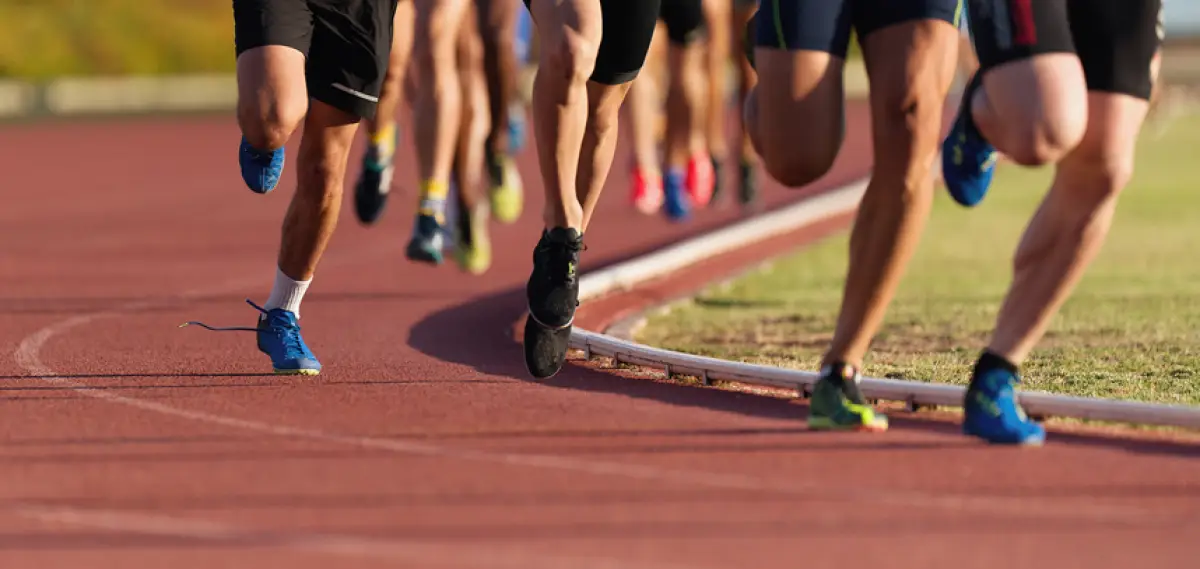 Personas corriendo en una pista