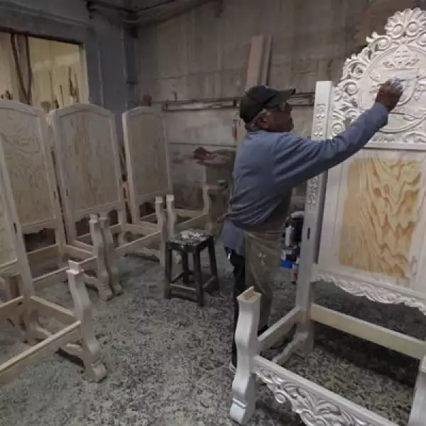El pintor Jesús Vázquez fue uno de los artesanos para la silla que ocupará Francisco en sus actividades en Chihuahua.