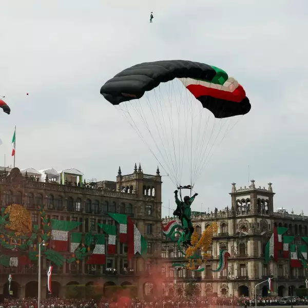 López Obrador encabeza desfile militar que incluye a la Guardia Nacional