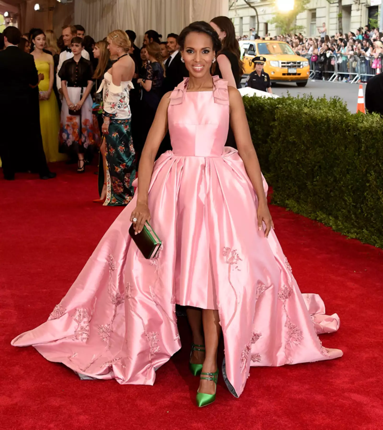 Kerry Washington usó un vestido rosa pastel de Prada que no le favoreció. El corte y a la cintura y a los lados no resaltaron su figura.