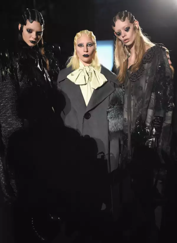 Piezas oversize, blusas con grandes moños en el cuello y los colores oscuros son algunas de las propuestas de Jacobs para el otoño-invierno 2016/2017.