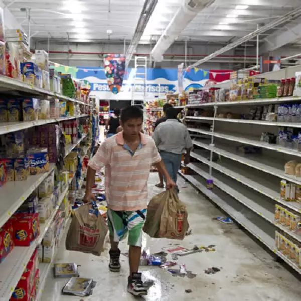 “Llévate todas las botellas, y el papel (higiénico) también”, gritó un padre a su hijo pequeño durante uno de los tensos saqueos.