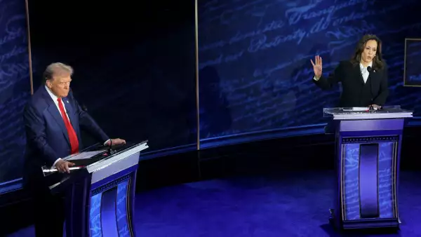 La candidata presidencial demócrata, la vicepresidenta de los Estados Unidos, Kamala Harris, habla durante un debate presidencial organizado por ABC como candidato presidencial republicano, escucha, en Filadelfia, Pensilvania, EE. UU., 10 de septiembre de 2024.