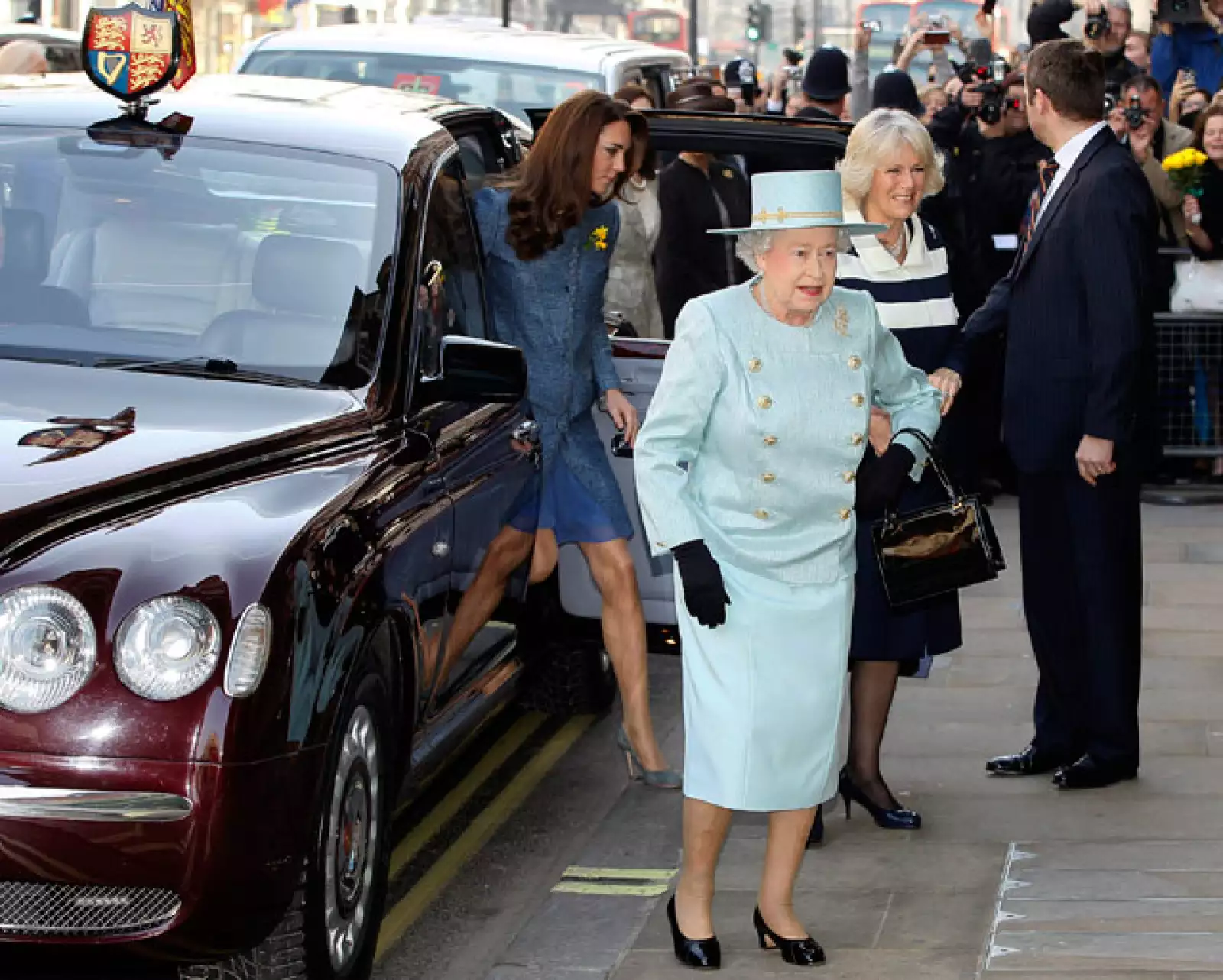 La reina Isabel, Camila y Kate llegando a la tienda Fortnum & Mason, en Piccadilly.
