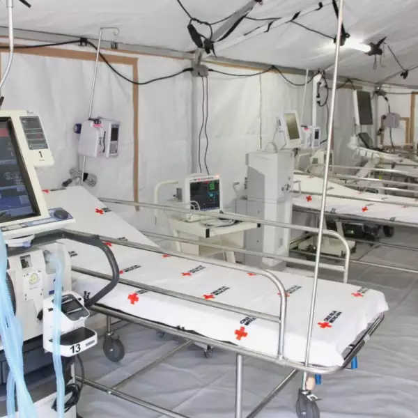 Aspectos del Hospital de Campo instalado por la Cruz Roja de México en el INER.