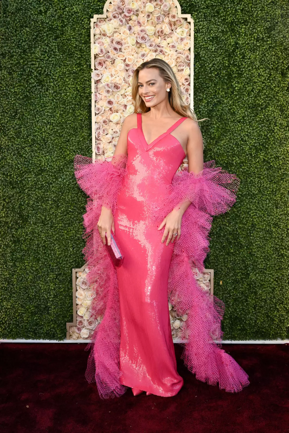 Margot Robbie se viste de Barbie en los Golden Globes 2024.