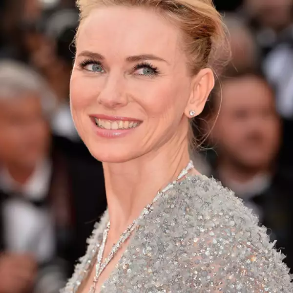 La actriz Naomi Watts le dio un toque rockero a su look en un chongo con twist y mucho volumen. Llevó la cara en nude, resaltando mucho los ojos y los labios.