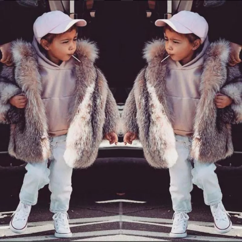 La estrella de reality fue criticada tras presumir una foto de su hija luciendo un abrigo de piel con valor de 3mil 500 dólares.
