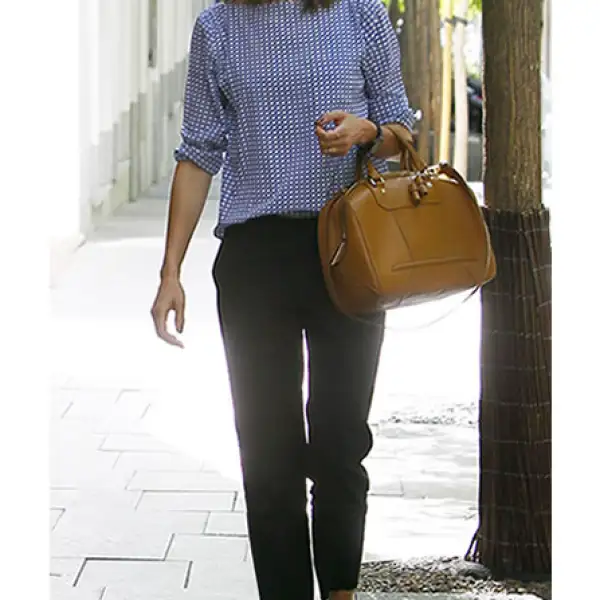 La imagen de Berger Joyeros conquista Madrid con una blusa con estampado Gingham, pantalones capri y zapatos Aquazzura.