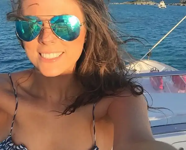 En la playa o en la ciudad se ve que Yael si que sabe como divertirse