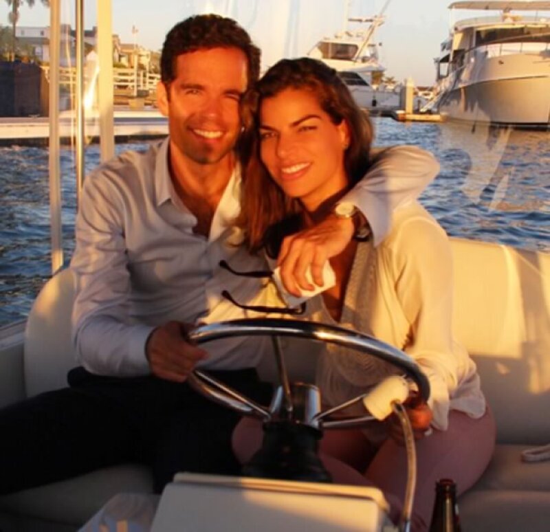 La pareja se ve sumamente feliz.