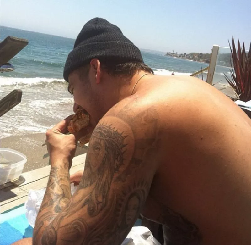 El hermano de las Kardashian nuevamente retoma esta red social con un throwback en el que aparece shirtless, luego de que su último post fuera uno para insultar a Kim.