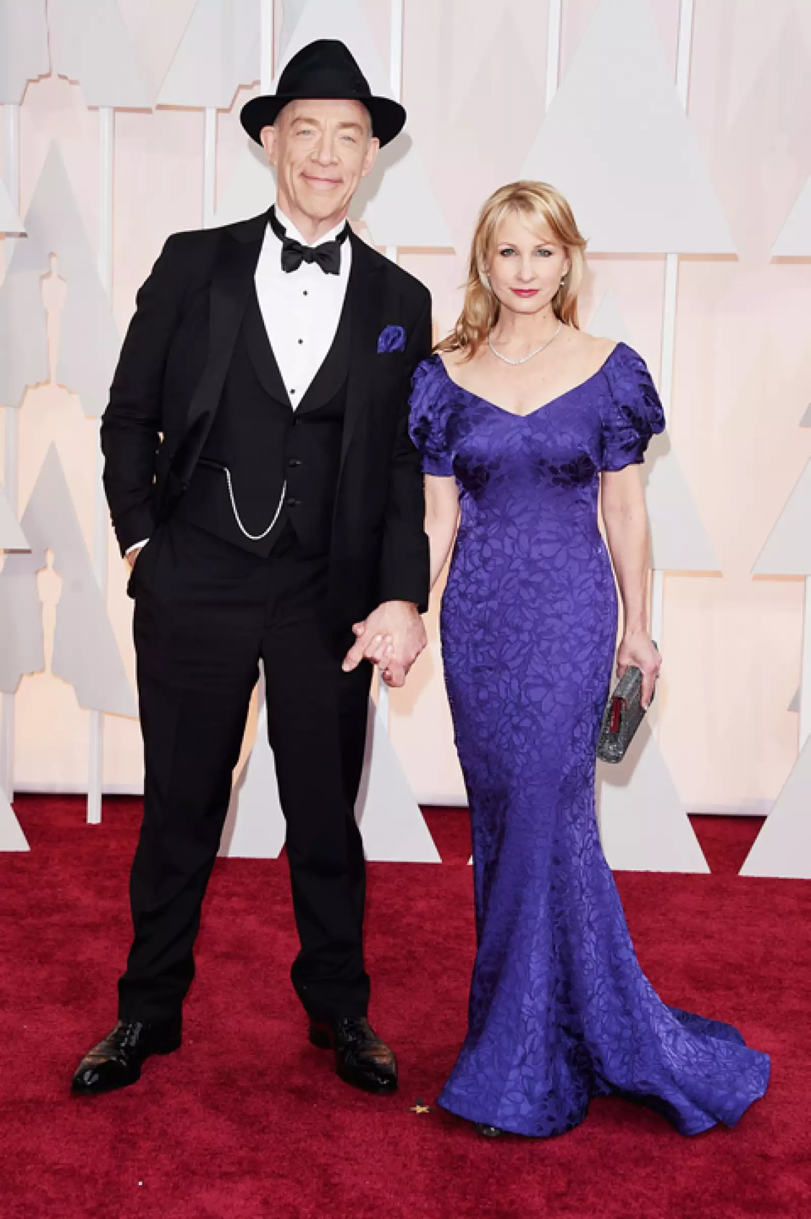 La esposa de J.K. Simmons, Michelle Shumacher atendió al Oscar con un vestido morado que desilusionó a muchos.