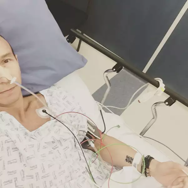 Con esta foto el cantante informó que había ingresado al hospital por un dolor en el abdomen.