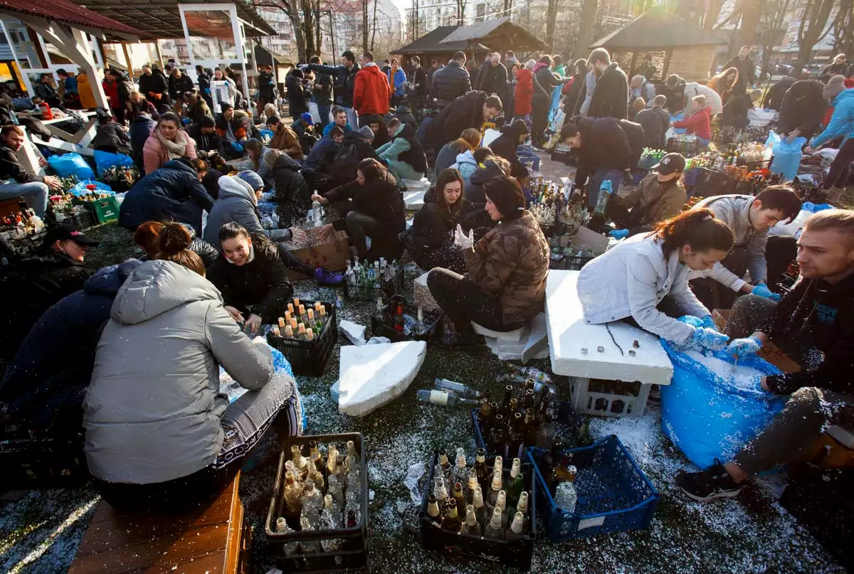 Residentes locales preparan bombas molotov para defender su ciudad de la invasión de Rusia, en Kiev, Ucrania.