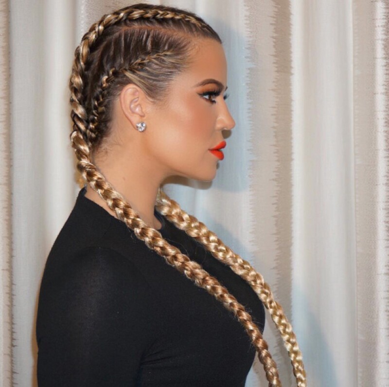 La cara de Khloé se ve diferente con este look.