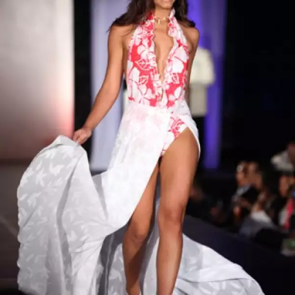 Mareike Baumgarten, de Paraguay, en un traje de baño entero de gran escote en `v´ y una falda blanca sobrepuesta.