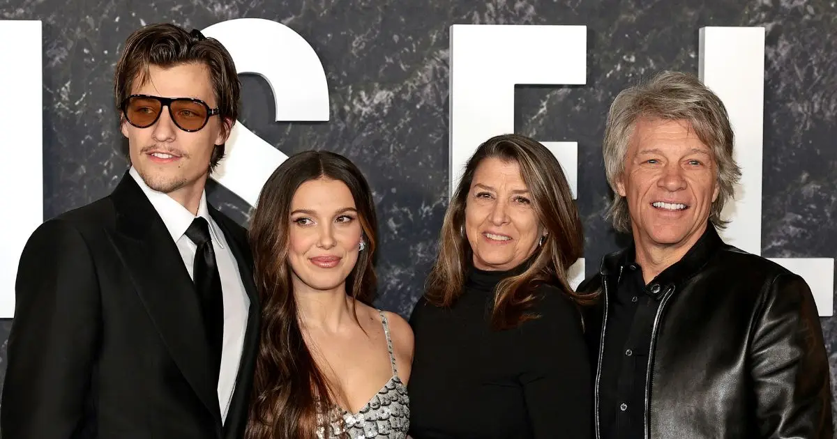 Jake Bongiovi, Millie Bobby Brown, Dorothea Hurley y Jon Bon Jovi. 