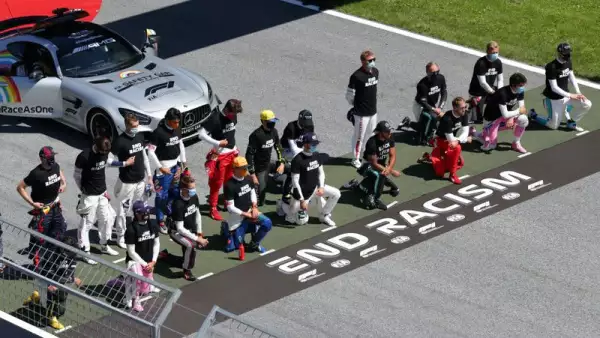 Los pilotos de la Formula 1 clavan la rodilla al piso en señal de protesta contra el racismo. 