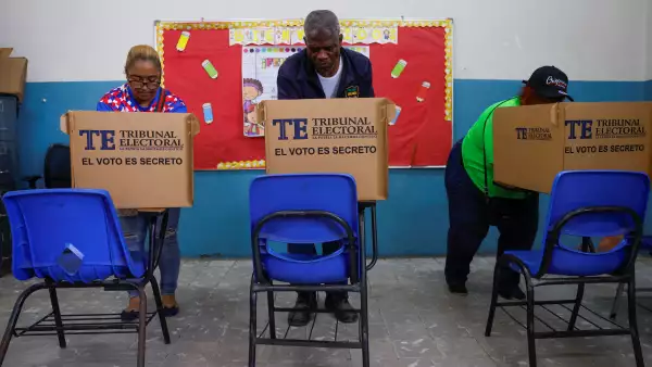 People vote on the day of the general election, in Panama City, Panama, May 5, 2024.