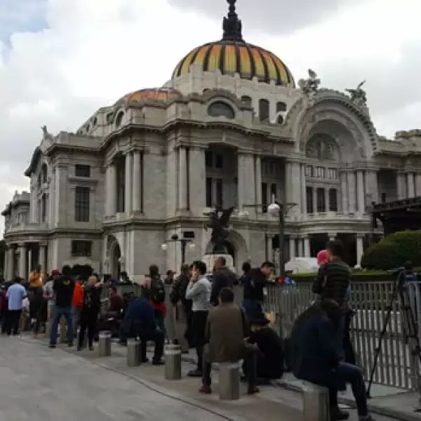 Afuera de Bellas Artes por el homenaje a Juan Gabriel.