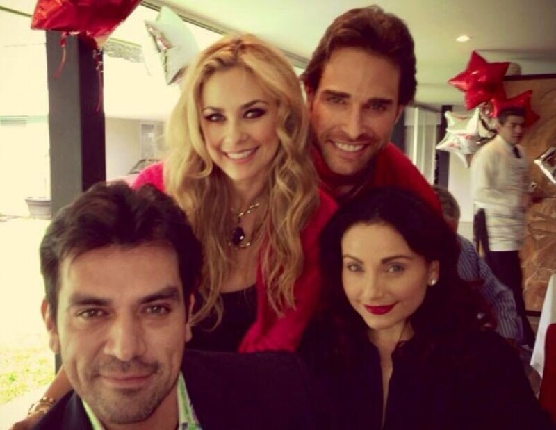 La pareja anfitriona con Elizabeth Álvarez y Jorge Salinas.