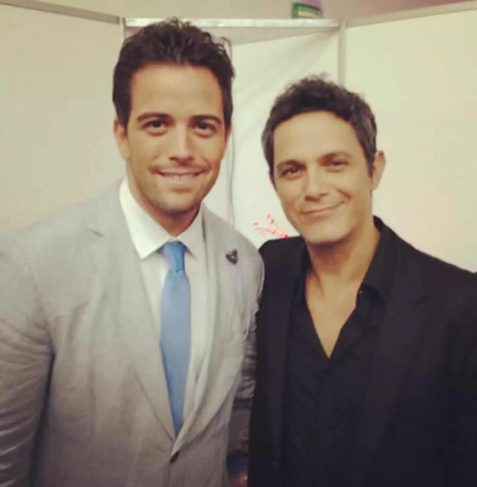 Mane de la Parra se tomó una foto con Alejandro Sanz durante el backstage.