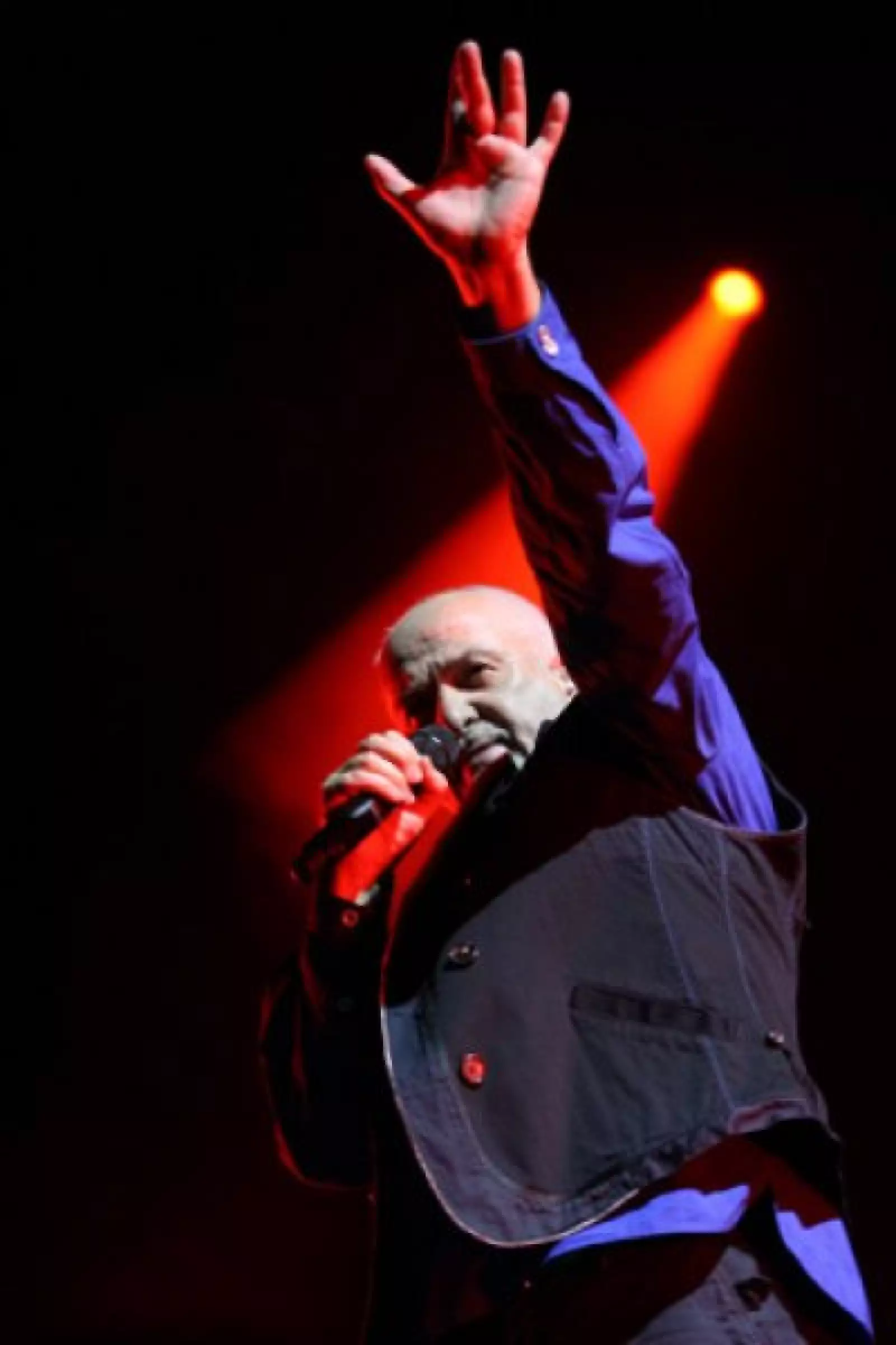 El músico británico Peter Gabriel, uno de los mayores exponentes del rock, se presentó el viernes en el Foro Sol de la Ciudad de México, donde hizo vibrar a todos sus fanáticos al ofrecer una combinación musical de varias zonas del mundo.