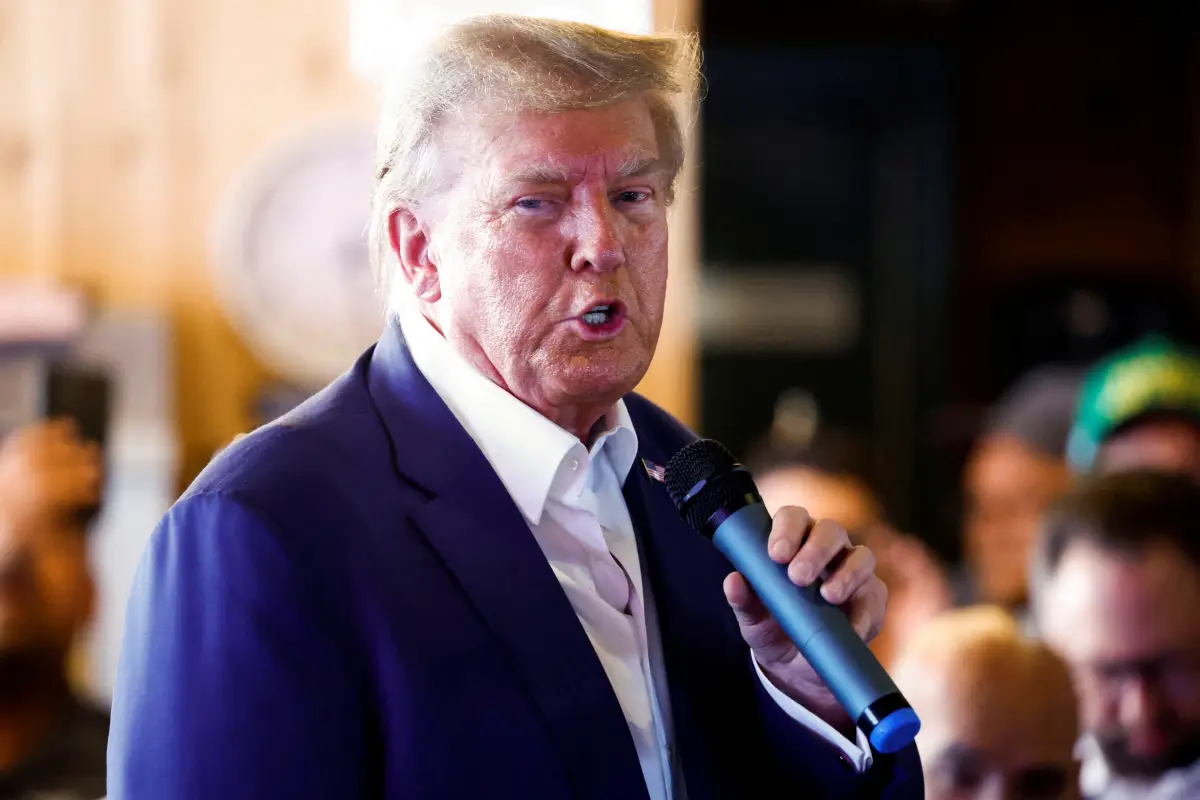 El candidato presidencial republicano y expresidente de los Estados Unidos, Donald Trump, habla mientras hace campaña en la Feria Estatal de Iowa en Des Moines, Iowa, EE. UU., el 12 de agosto de 2023.