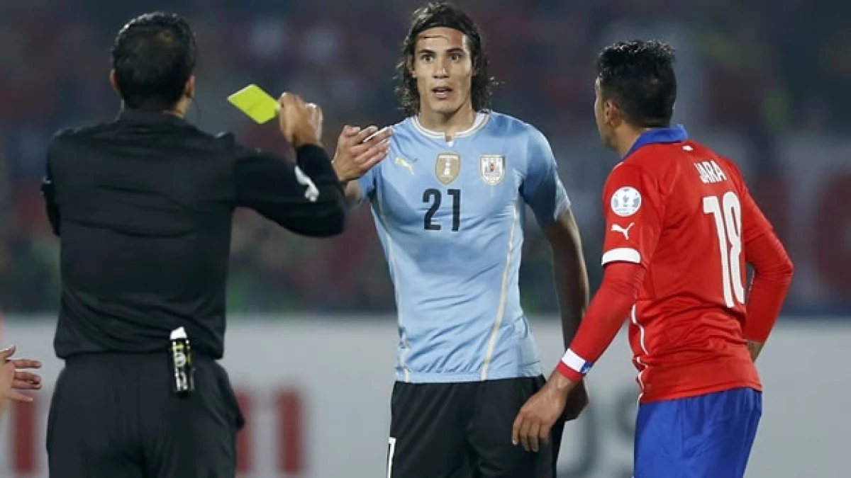 Edinson Cavani (centro) se sorprende tras recibir su segunda tarjeta amarilla por una agresión a Gonzalo Jara (derecha)