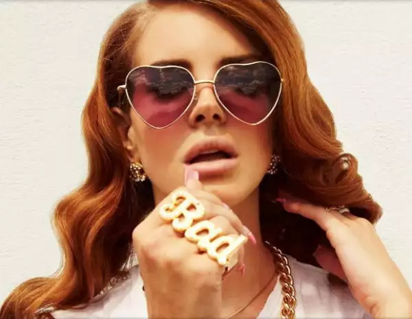 En el verano del 2011, Lana del Rey lanzó el clip "Video Games" en YouTube, que la catapultó a la fama.