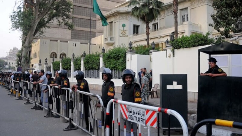 Guardias vigilan la embajada de Arabia Saudita