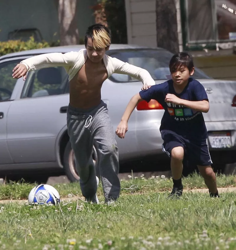 Los hijos adoptivos de Angelina Jolie fueron captados jugando futbol en un parque de Los Ángeles, los cuatro hermanos restantes brillaron por su ausencia.