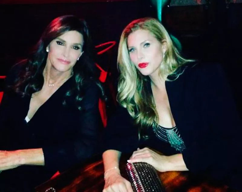 La estrella del reality compartió un beso con su amiga trasgénero, lo más cerca que ha estado de alguien desde hace más de dos años.