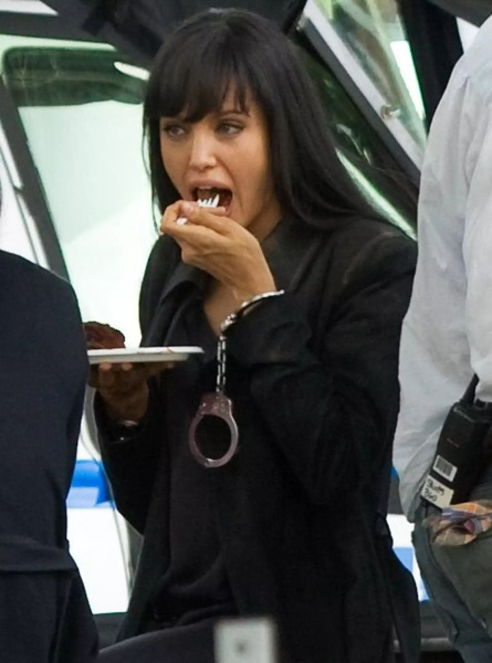 Angelina Jolie hizo una pausa durante la filmación de una película y disfrutó de una buena rebanada de pastel de chocolate.