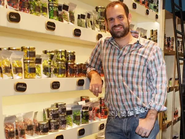 El Candy Master mexicano, Isaac Bessudo, ofrece dulces artesanales hechos a mano con escencias y saborizantes naturales en su tienda Sugarox.