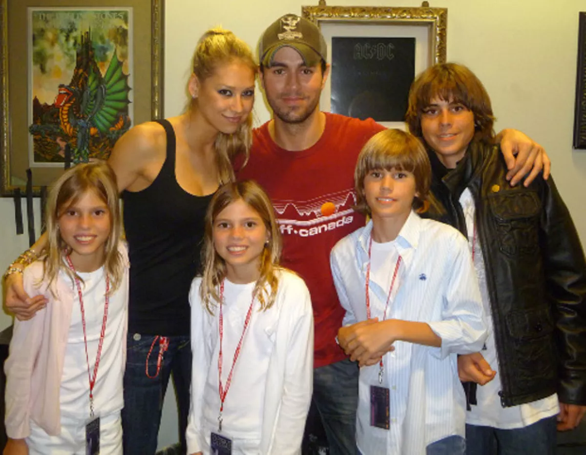 Enrique Iglesias posa con sus hermanos menores en uno de sus shows en Miami.