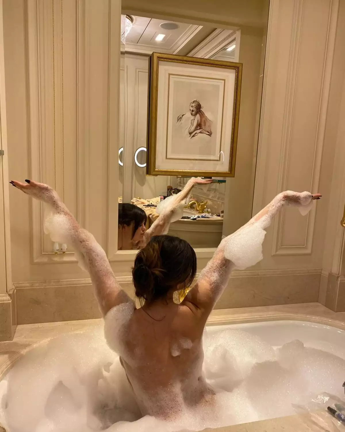 Selena Gomez promociona su nuevo sencillo con las fotos más sexys en París.