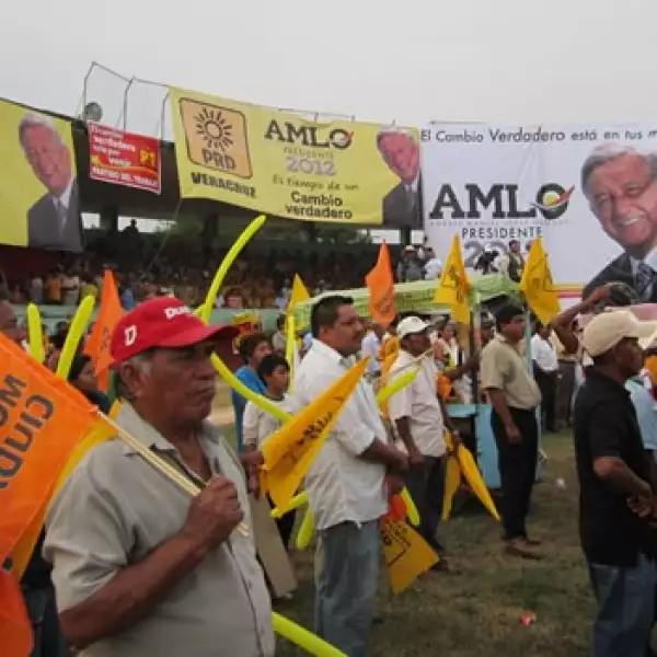 Su mitin en el sur de Veracruz se llevó a cabo en el campo de beisbol del deportivo Hernández Ochoa.