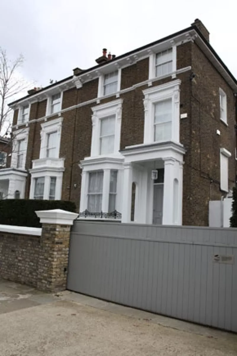 El papá del vocalista de Coldplay, Anthony Martin aseguró en una entrevista que tanto su hijo como la actriz seguirán apoyándose mutuamente para garantizar el bienestar de Apple y Moses.