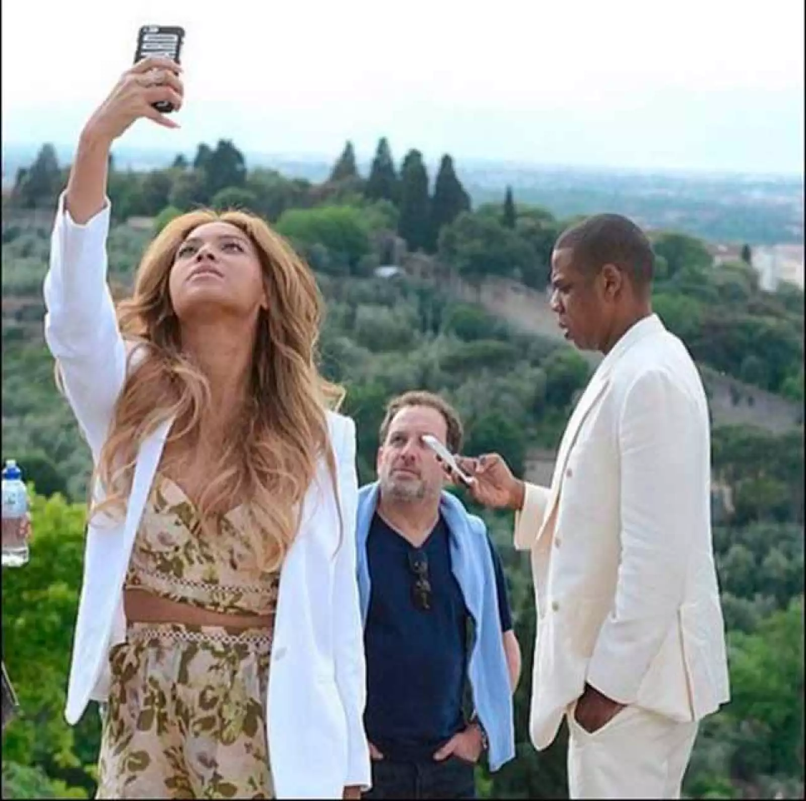 Beyoncé tomándose una selfie teniendo como fondo los bellos paisajes que ofrece Italia.